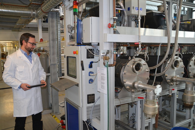 Project coordinator Dr. Michael Müller (PFI) next to the 100-litre anaerobic digestion reactors